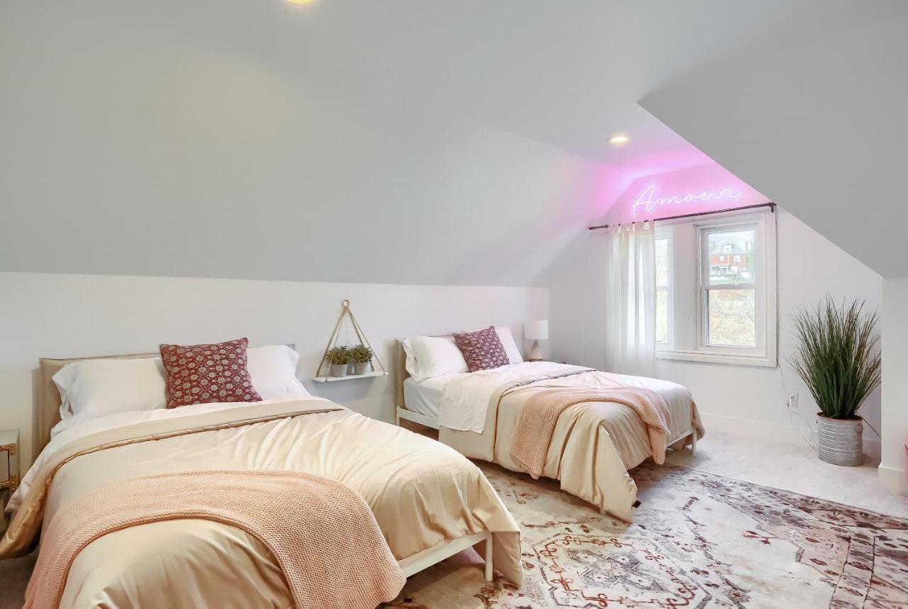 Newly Renovated Victorian Gem Perfect Space For Family Vacations! Pittsburgh Exterior photo
